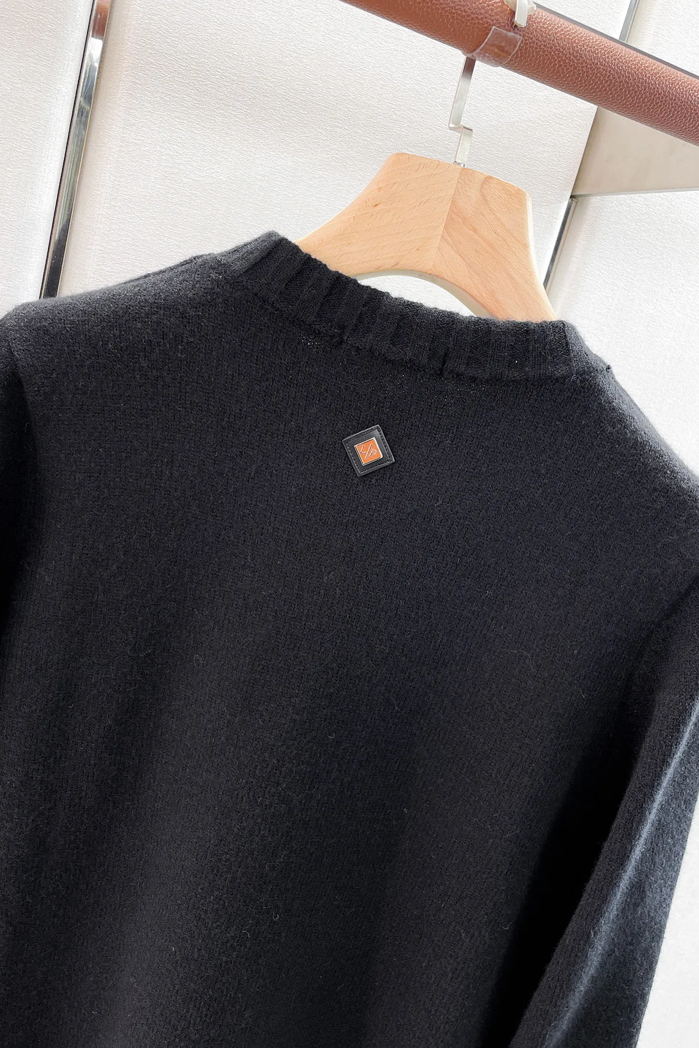 LP's new autumn and winter low-key luxury sweater, a trendy gentleman's round neck Premium sweater. Wool yarn blending. Only double-layer yarn can produce such a premium effect. It is a channel product of a trading company. It is a winter star-level item. It is easy to wear and practical. It is an all-purpose basic Versatile style. The texture is excellent. It is skin-friendly and comfortable without scratching. It is a high-end fashion base layer that is extremely comfortable whether worn alone or layered. It has an excellent texture for close-fitting wear. Demonstrate high-end and invincible fashion! Slim-fitting but not tight, with high elasticity on all sides, it is definitely a very comfortable upper body experience. It is a must-have item for winter wear! The wiring is neat and delicate, the details are exquisite, and the upper body effect is excellent. There is no age limit, and it is the best product on the Internet! Size: S M L